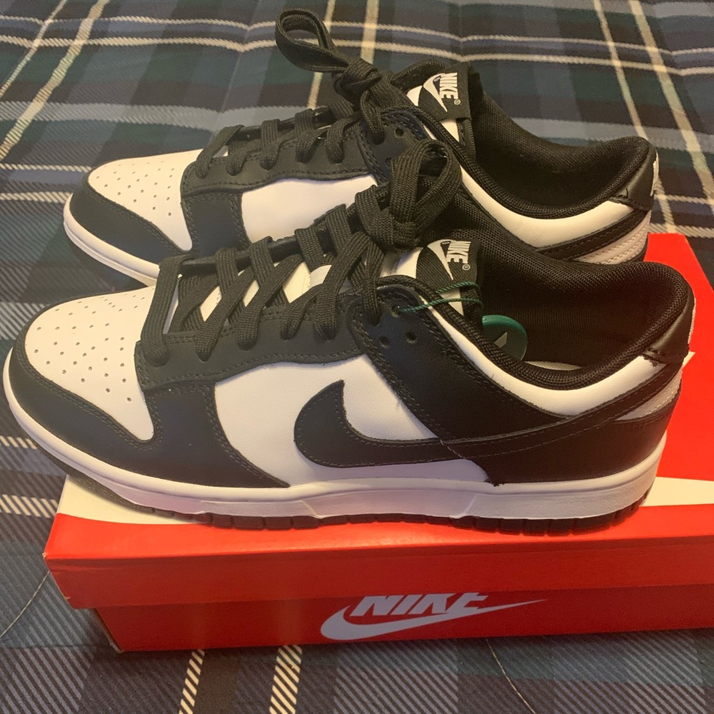 Size 9 Nike dunks, low panda
